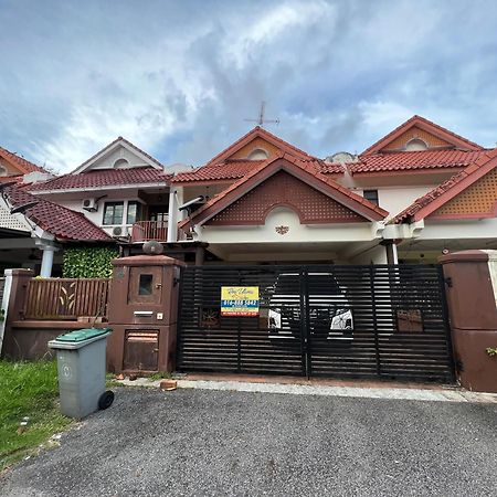 Rini Utama Homestay Секудаи Экстерьер фото