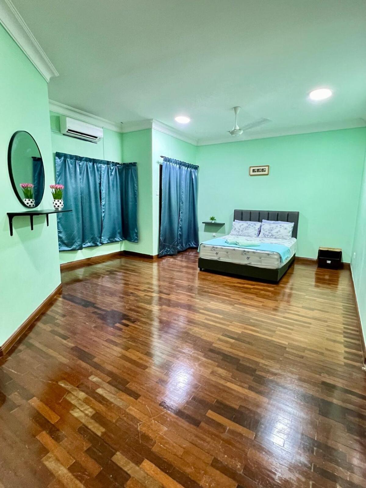 Rini Utama Homestay Секудаи Экстерьер фото