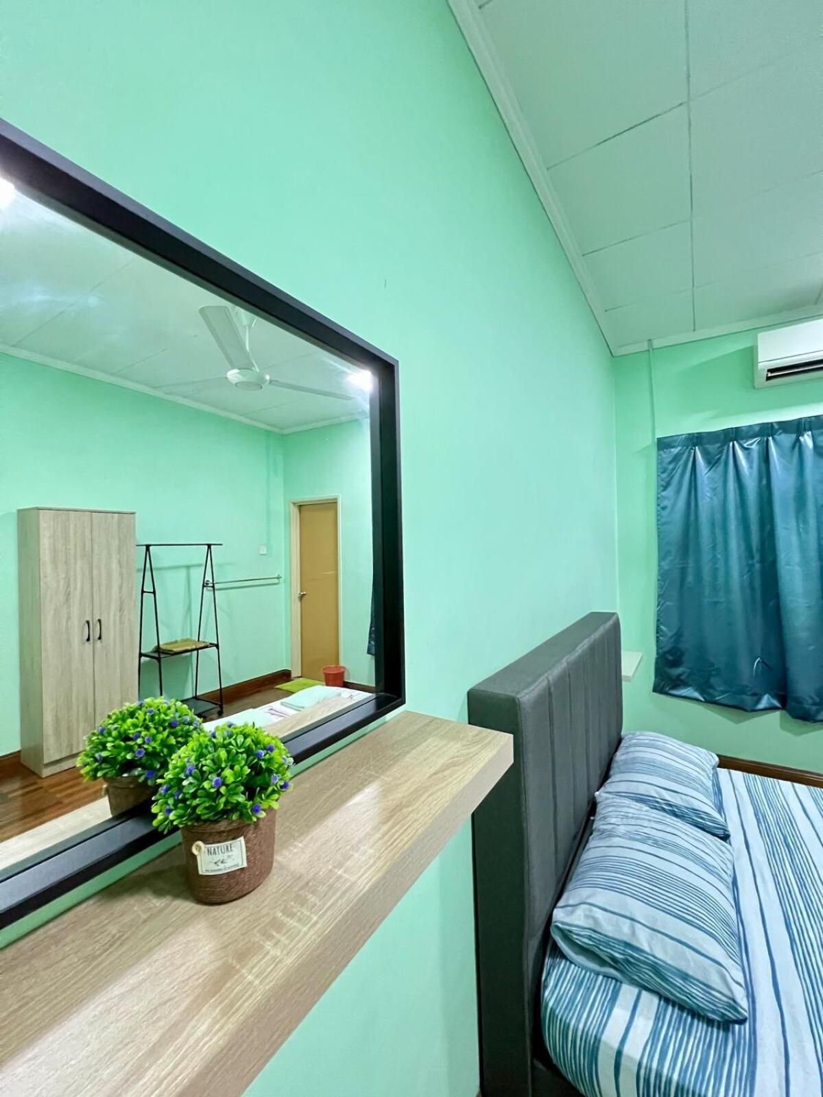 Rini Utama Homestay Секудаи Экстерьер фото