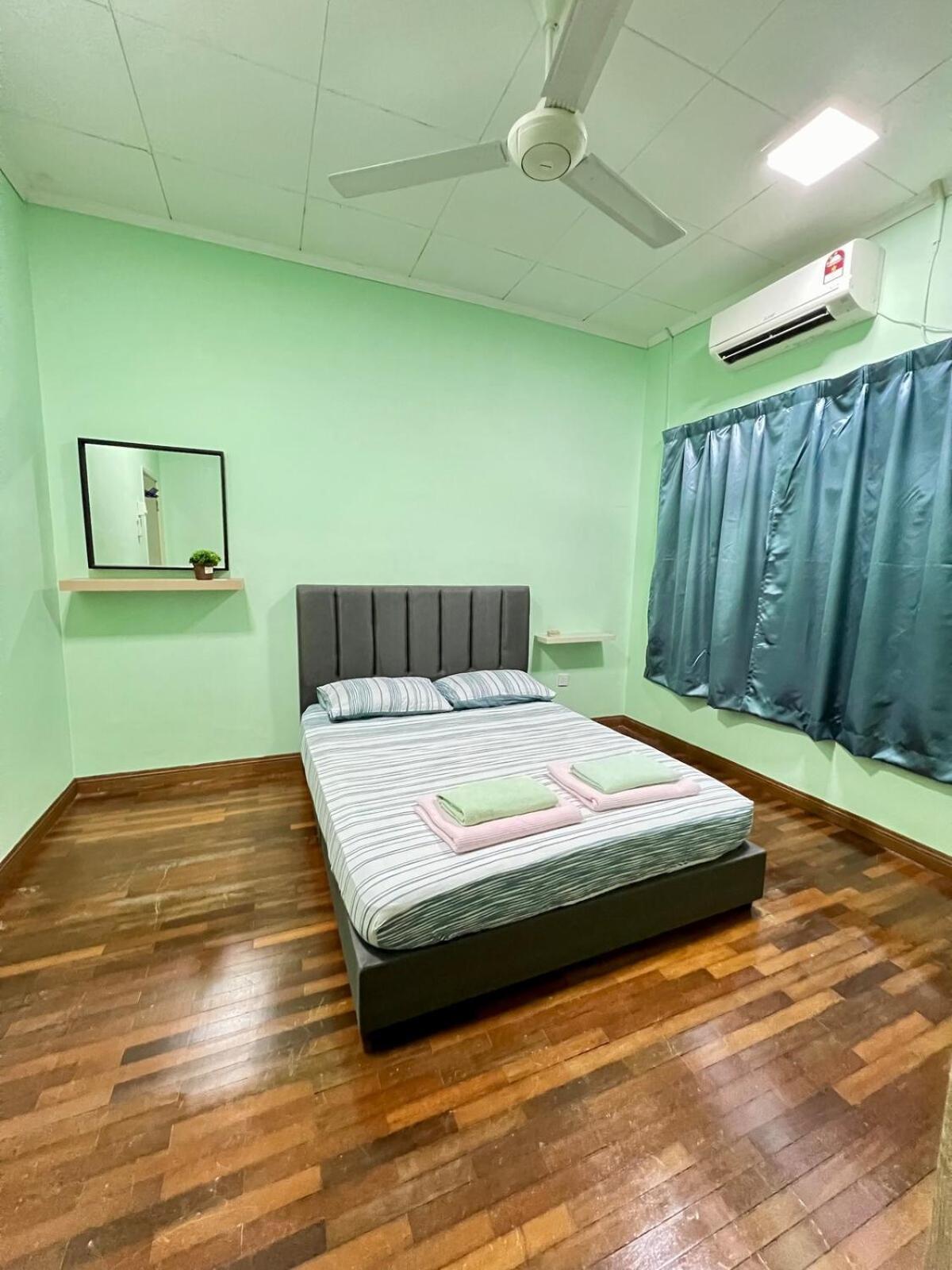 Rini Utama Homestay Секудаи Экстерьер фото