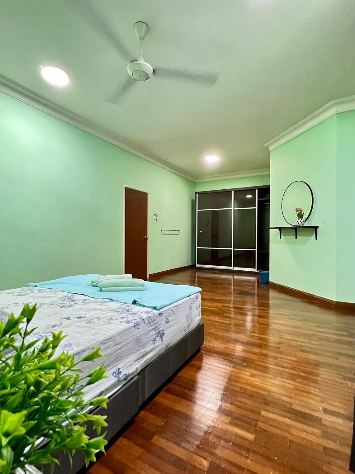 Rini Utama Homestay Секудаи Экстерьер фото