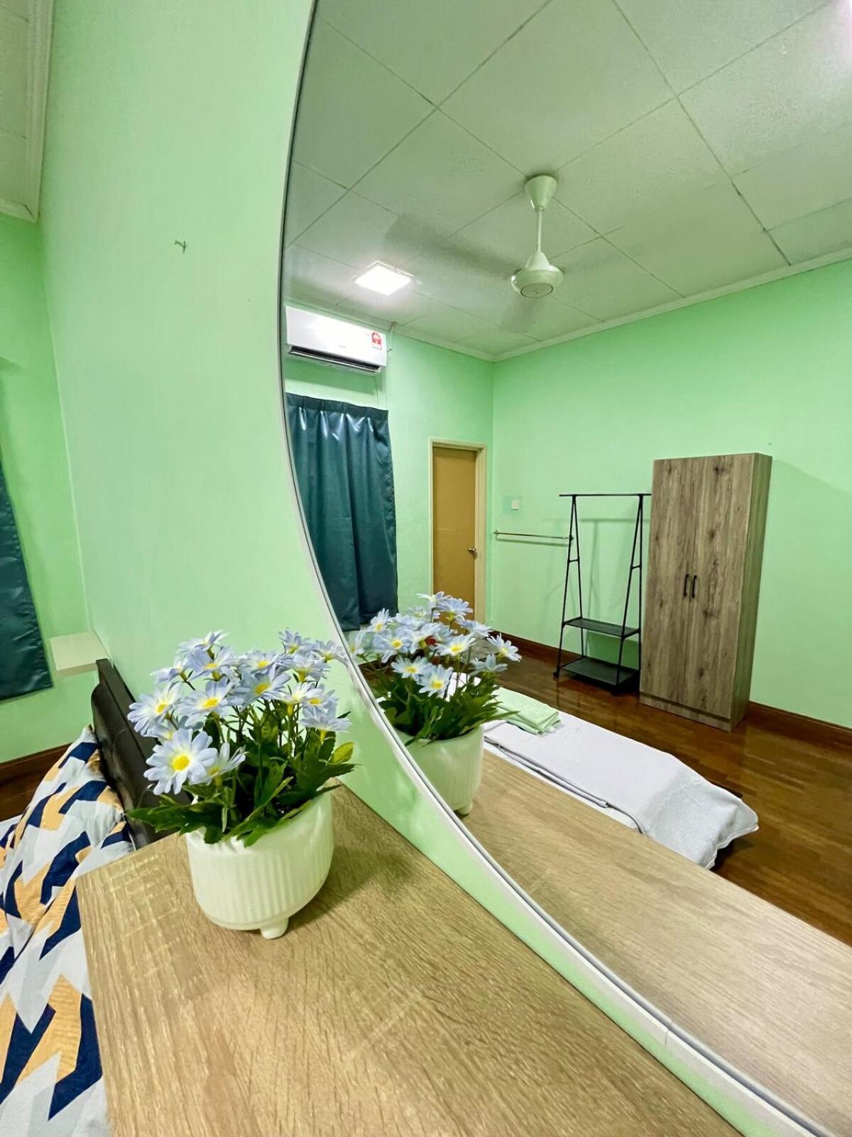 Rini Utama Homestay Секудаи Экстерьер фото
